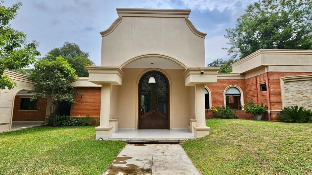SURUBI’I: 2.641 M2, ELEGANTE RESIDENCIA EN VENTA, ENTORNO SIN IGUAL, BOSQUES, CAMPOS. — foto 1