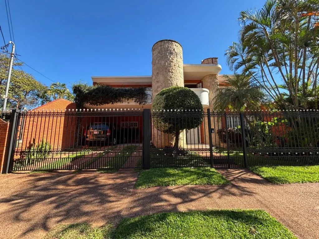 CARMELITAS, PROX. SHOP. DEL SOL: 400 M2, AMPLIA RECEPCIÓN, 4 DORMIT, JARDÍN, QUINCHO, PISC — foto 1