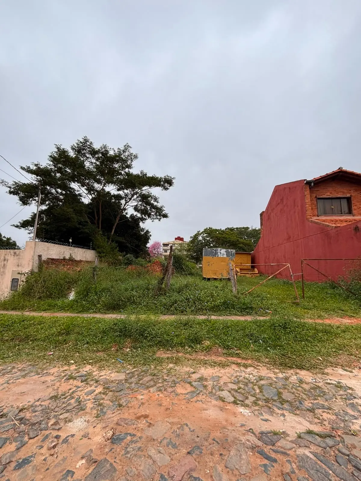 OFERTA ÚNICA: Terreno de 391 m² en Mburucuyá, barrio residencial y tranquilo. Precio: USD 200.000. — foto 1