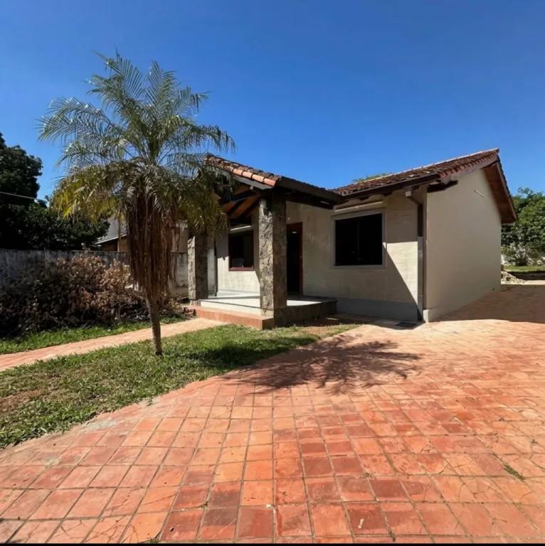 VENTA! CASA CON PISCINA EN LAMBARÉ -479 M2 DE TERRENO -A 3 CUADRAS DE AV. ARGAÑA — foto 1