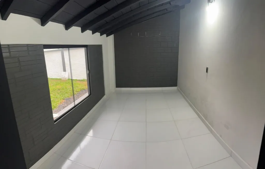 Hermosa Casa remodelada y moderna en Barrio tranquilo y con escuelas y locales comerciales — photo 1
