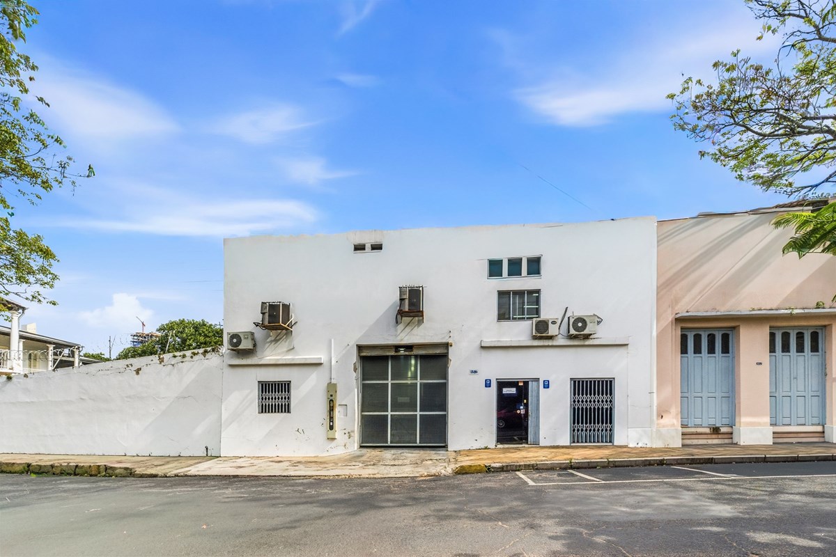 Oportunidad única de inversión en 15 de Agosto c/ Piribebuy, en el tradicional barrio La Encarnación. La propiedad cuent — foto 1