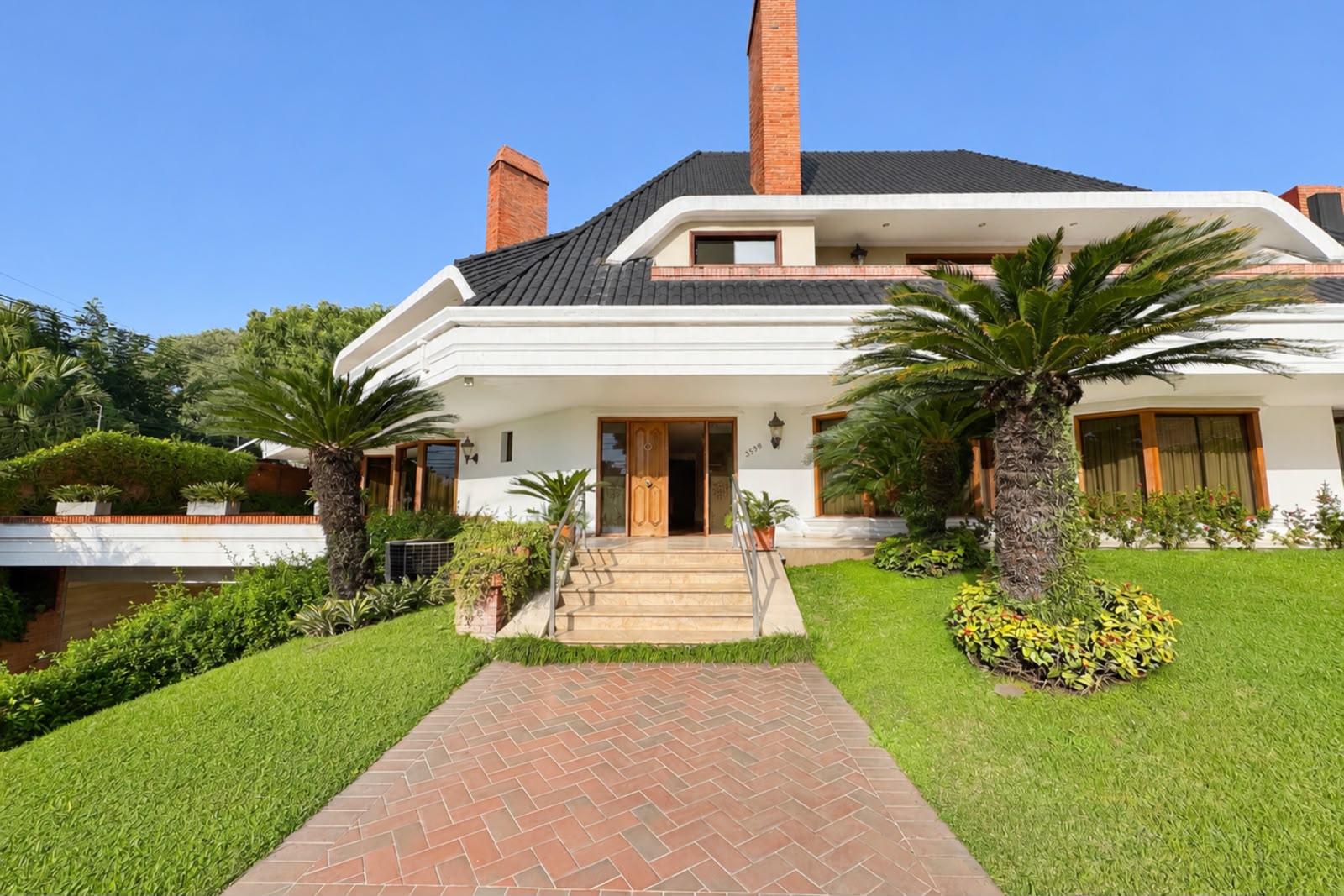 EN VENTA. RESIDENCIA EXCLUSIVA EN ASUNCION — photo 1