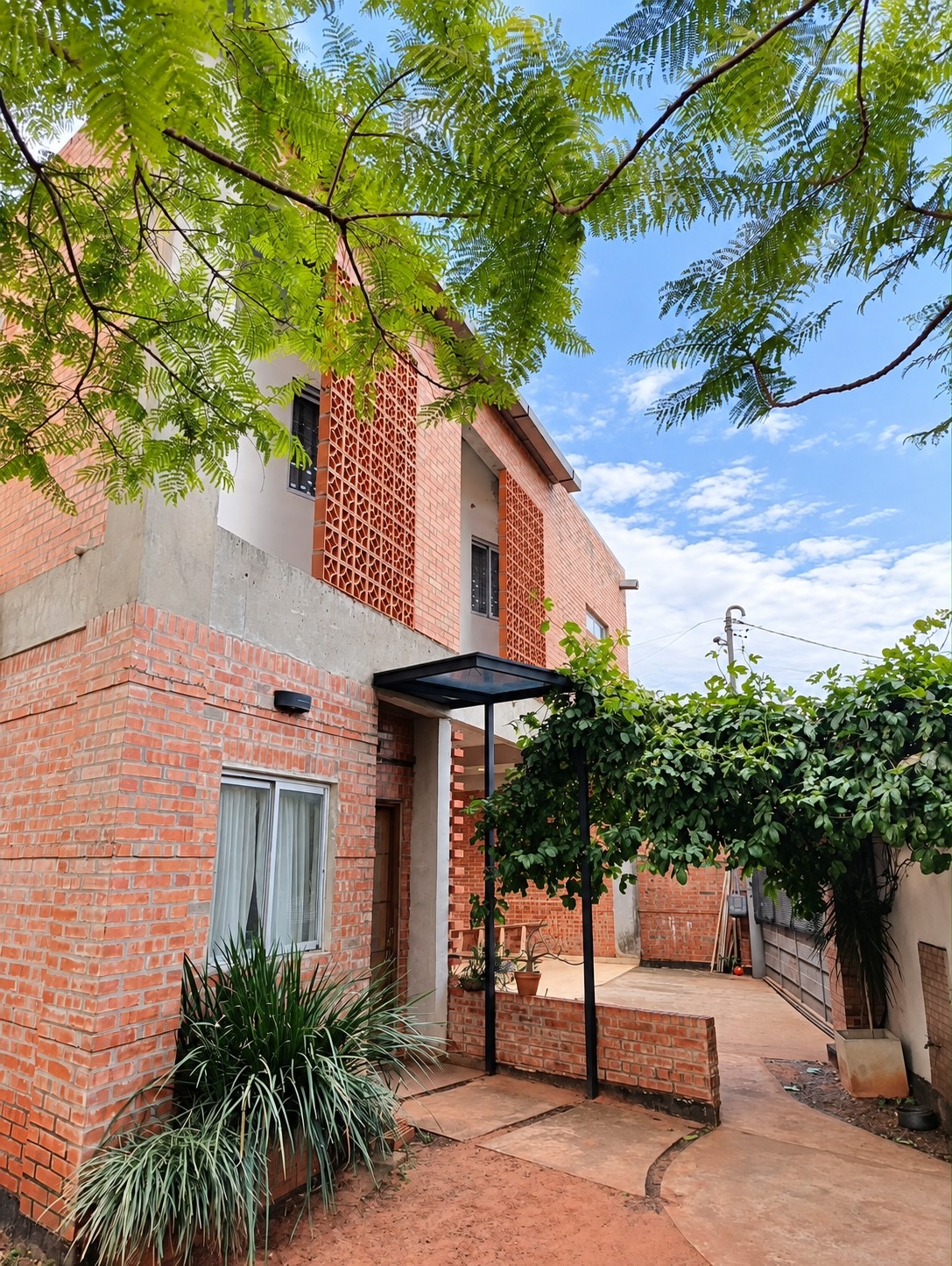 Vendo casa en esquína Zona Municipalidad de Villa Elisa — foto 1