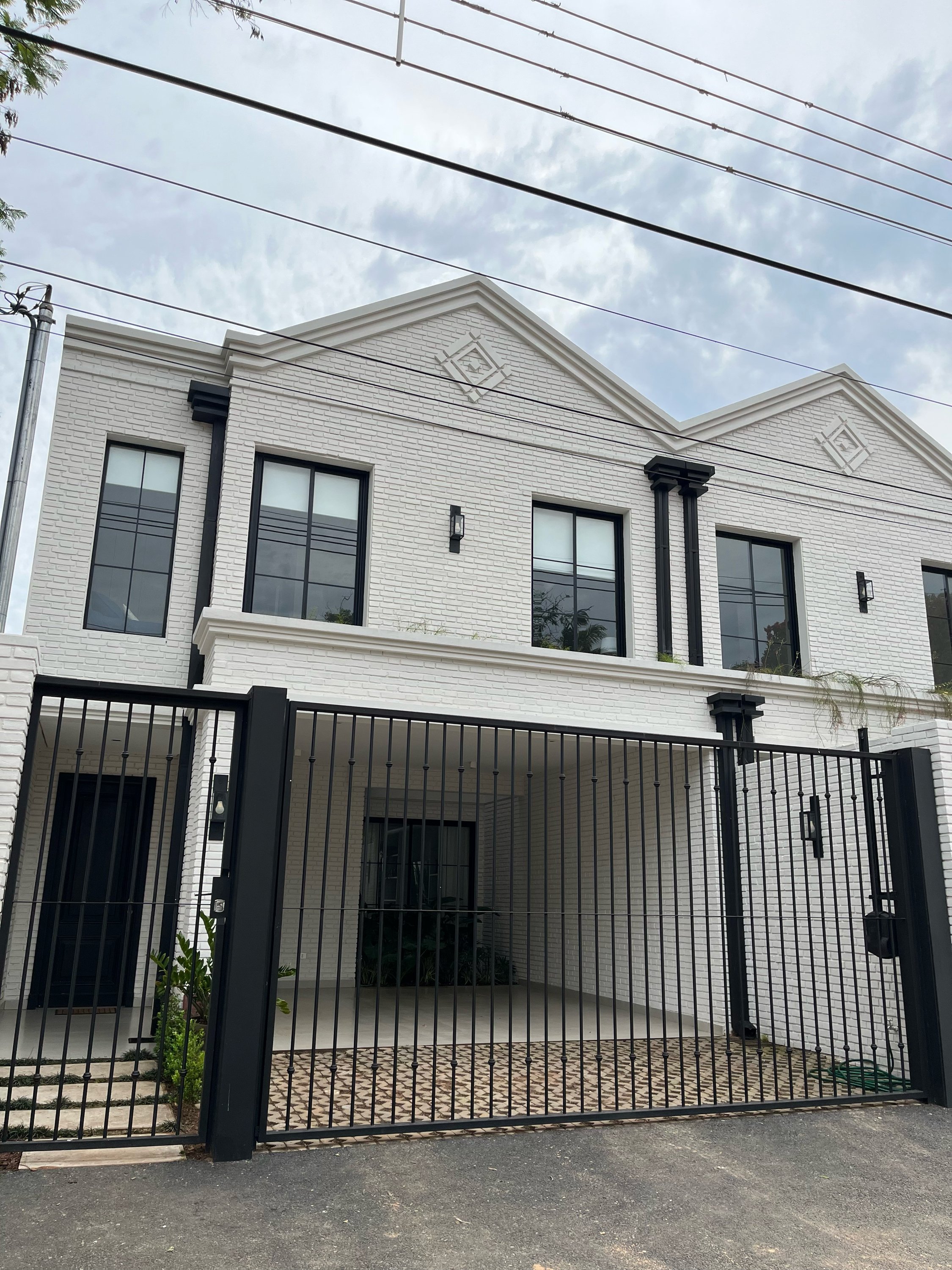DUPLEX EN VENTA ESTILO BRITANICO | LUQUE, VILLA ADELA — foto 1