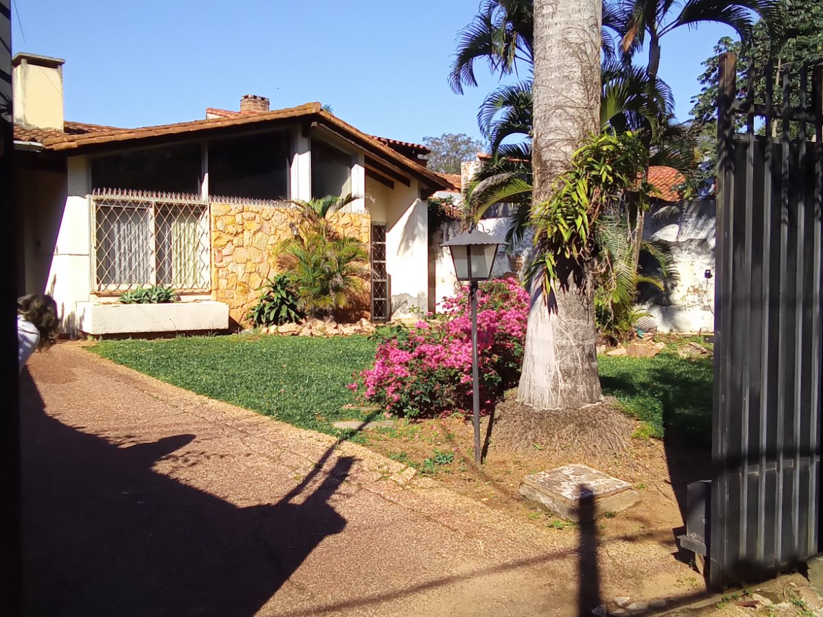 VENDO AMPLIA CASA EN BARRIO MCAL. JOSÉ FÉLIX ESTIGARRIBIA – ASUNCIÓN — foto 1