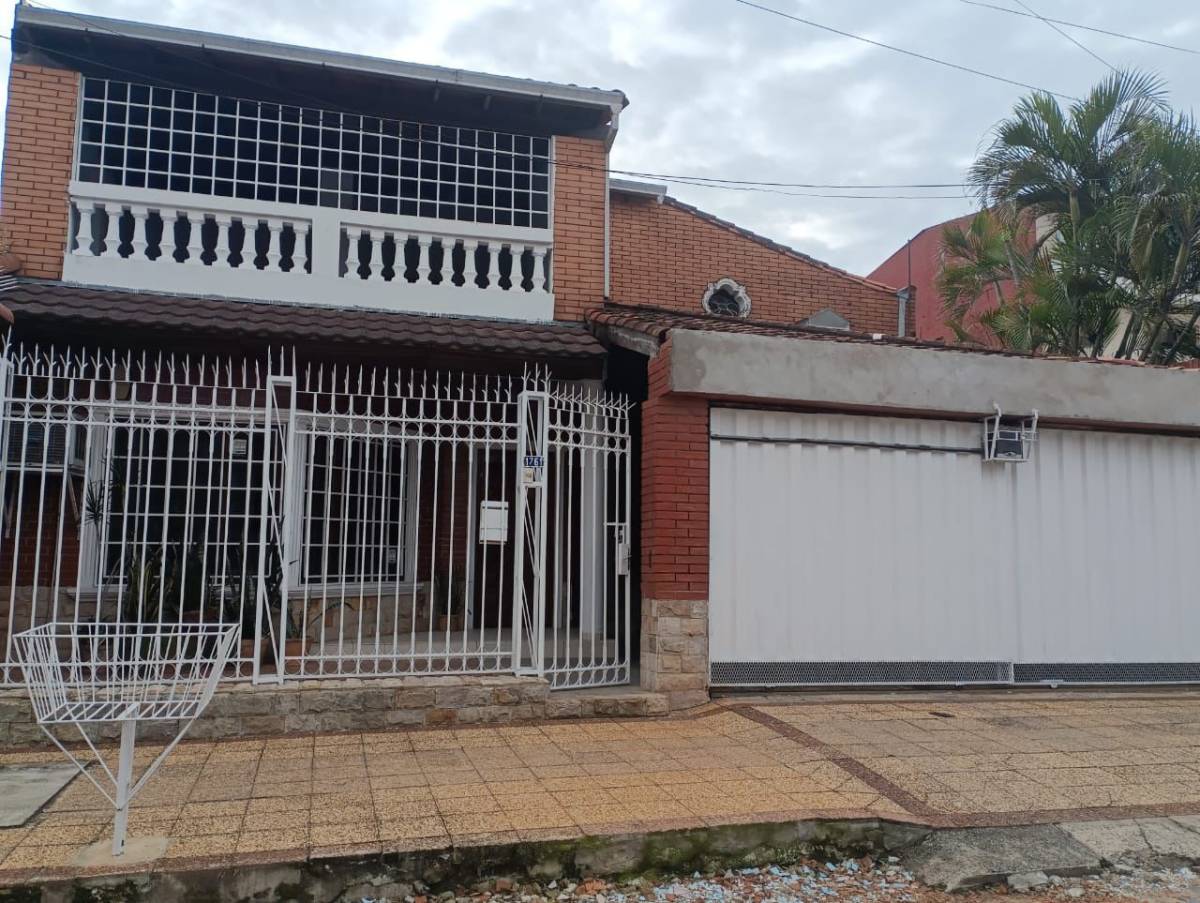 Amplia Casa 4 dorm. con piscina y quincho | Roberto L. Petit — foto 1