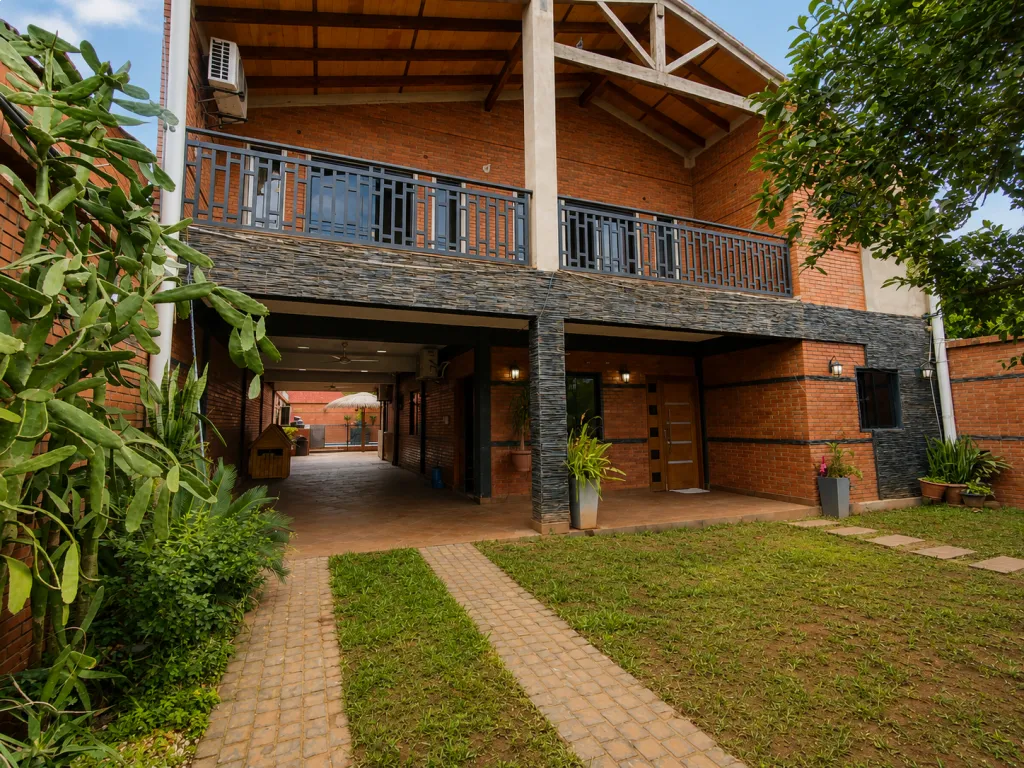 Casa en Venta de 5 habitaciones en suite– Laurelty, Luque — foto 1