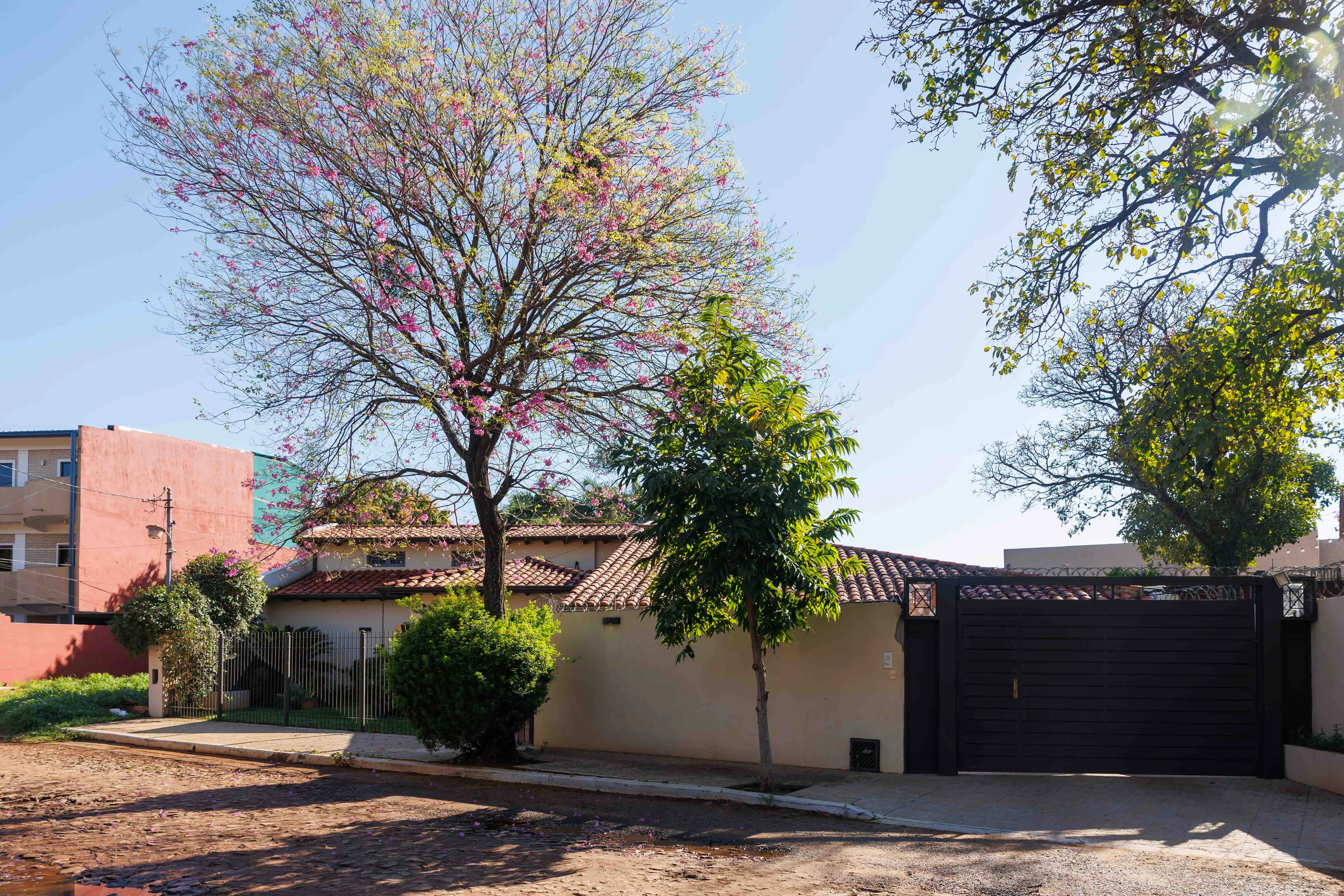 Casa en venta en Fernando de la Mora –  A tres cuadras de Mcal Lopez — foto 1