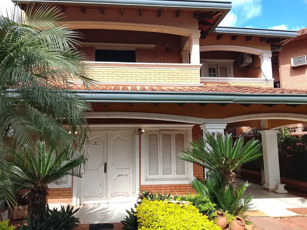 VENDO AMPLIA CASA EN BERNARDINO CABALLERO, FERNANDO DE LA MORA — foto 1
