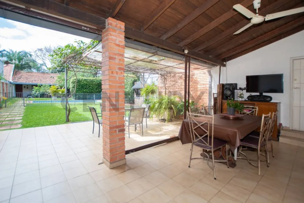 AMPLIA RESIDENCIA EN VENTA | BARRIO YKUA SATY — foto 1