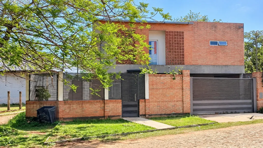 VENDO CASA EN ESQUINA EN EL CENTRO DE VILLA ELISA — foto 1