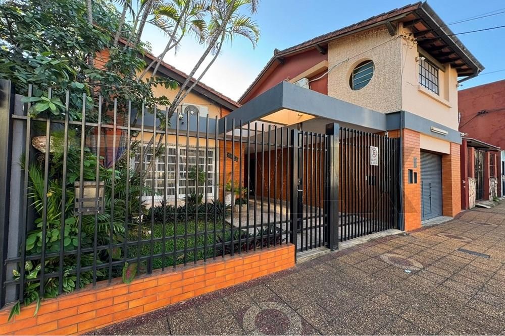 Oportunidad Única: Casa para Refaccionar en Los Laureles, Ubicación Estratégica sobre Alas Paraguayas. — foto 1