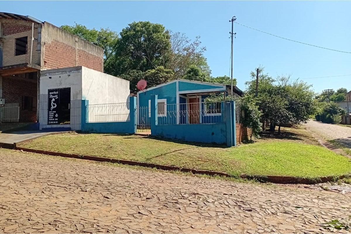 ¡Descubre la oportunidad perfecta para vivir con comodidad en Encarnación, Itapúa! Esta hermosa casa de 4 dormitorios y  — foto 1