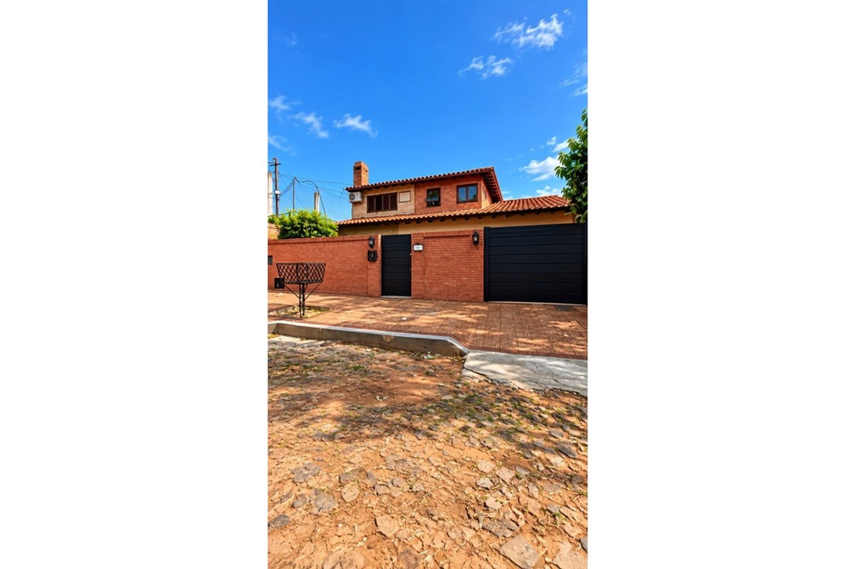 🏡 CASA EN VENTA EN LAMBARÉ A CUADRAS DE AVDA. REPÚBLICA ARGENTINA
— foto 1