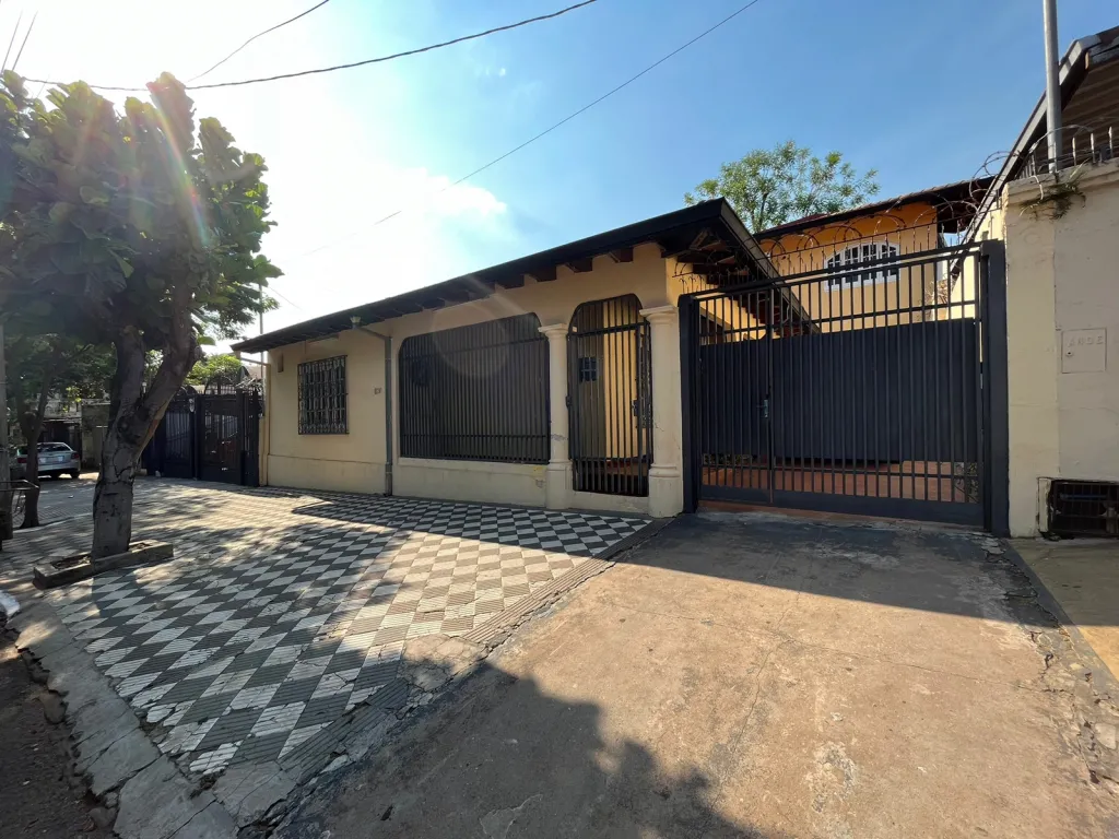 VENDO CASA EN BARRIO SAJONIA ASUNCIÓN — photo 1