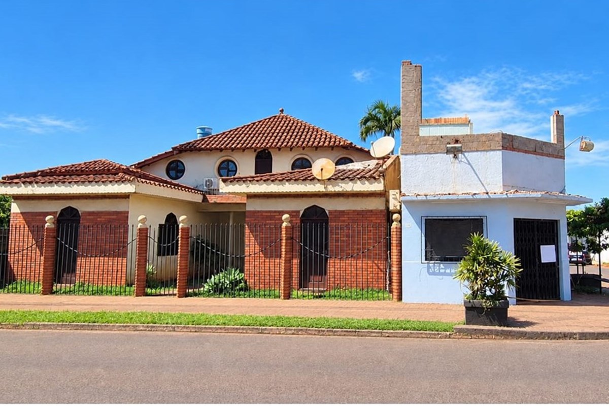 🏠CASA + SALONES COMERCIALES EN ZONA CENTRICA DE PRESIDENTE FRANCO
— foto 1