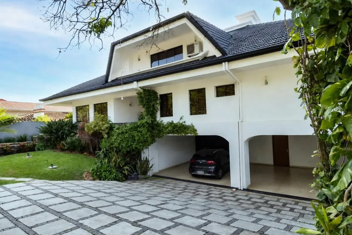 VENDO CASA DE LUJO EN ZONA RESIDENCIAL Y EXCLUSIVA DE ASUNCIÓN — photo 1