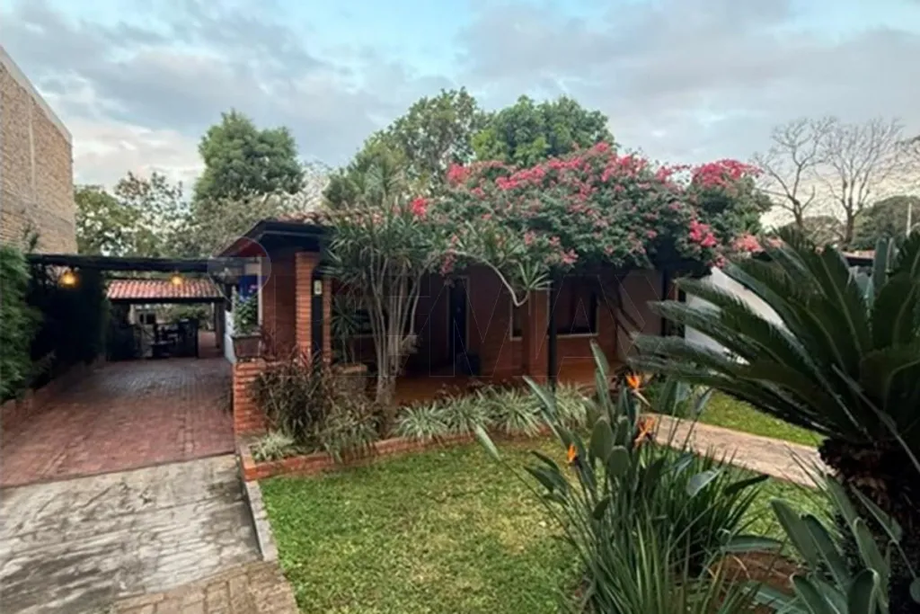 VENDO CASA EN EL CENTRO DE CAACUPE LISTA PARA HABITAR — foto 1
