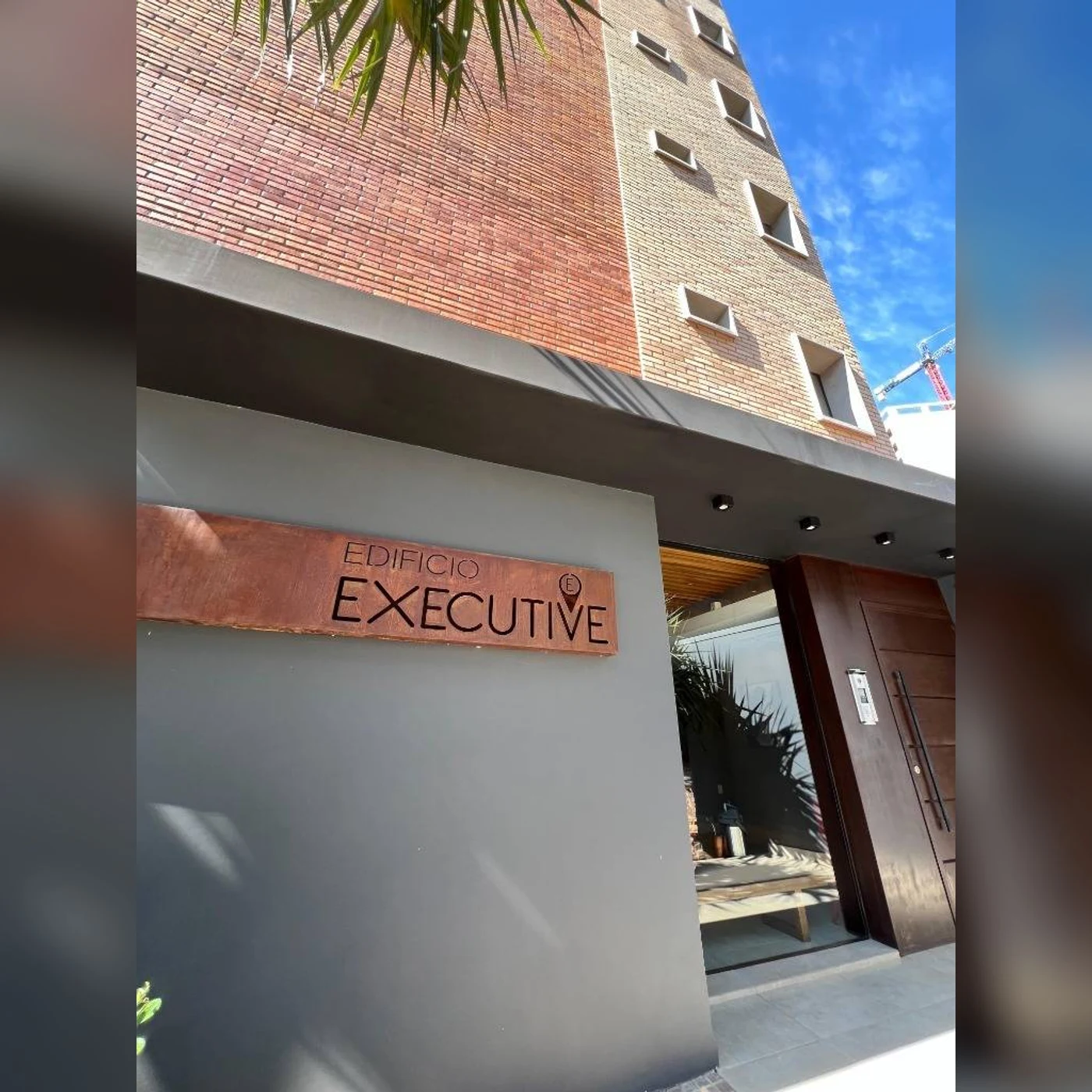 Executive · Esterno dell’edificio